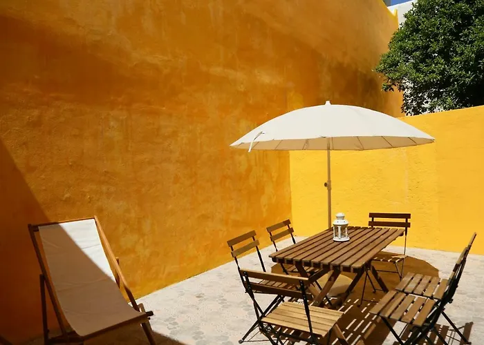 Stunning Apartment With Yard In Alfama